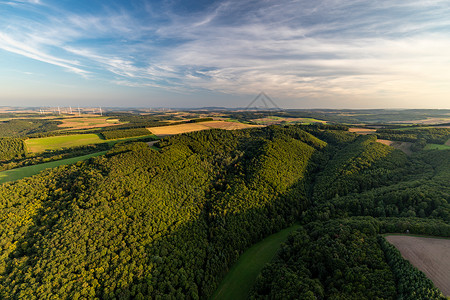 海姆立克法德国莱茵兰帕拉蒂茨的风景空中观气球城市爬坡田园山脉森林农业农田葡萄园草地背景