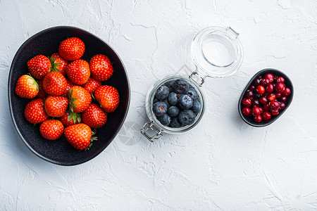 草莓熊草莓 红莓和蓝莓 放在碗里 顶景色 白色背景收成荒野红色排毒浆果食物饮食蓝色覆盆子背景