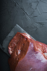 黑色背景的原始肝脏 平面与复制空间奶牛家禽食物内脏文字背景图片