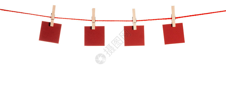 便条序列标签将一组空白便条保存在字符串分隔符上电缆衣绳床单照片公告木头夹子绳索正方形夹钳背景