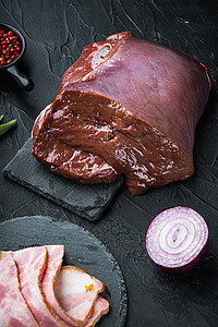 牛肉肝和黑底培根家禽内脏食物牛肝牛肉奶牛背景黑色猪肉火腿背景图片