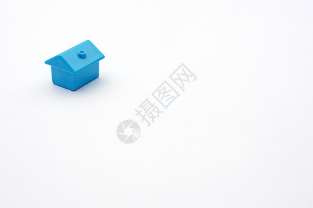 购买或购买生态房屋或出租物业并建造新的小而舒适的家 简单地最小设计一个蓝色玩具微型或模型小屋在白色背景和复制空间背景图片