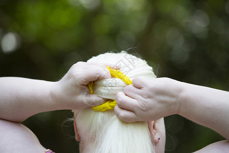 妇女修头发女士灯丝发带护理乐队造型织物生活女孩马尾辫背景图片
