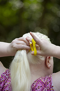 妇女修头发护理灯丝手指乐队造型女孩女性生活女士发带背景图片