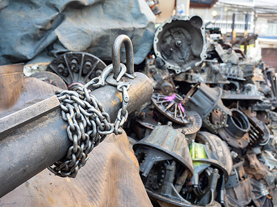 铁链环绕着铁和汽车的残骸 这些残骸堆在车顶上作坊技术工厂机器建造工具维修引擎工作齿轮环境高清图片素材