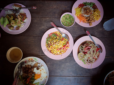 桌上泰国菜的顶视图 吃东北菜 SOM TUM  辣木瓜沙拉 糯米 本地和传统方式 泰国食物背景 享受饮食理念糯米饭互联网餐厅烹饪背景图片