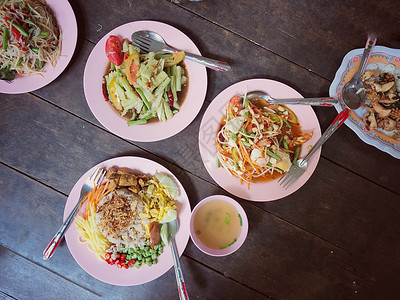 桌上泰国菜的顶视图 吃东北菜 SOM TUM  辣木瓜沙拉 糯米 本地和传统方式 泰国食物背景 享受饮食理念糯米饭午餐用餐烹饪文背景图片