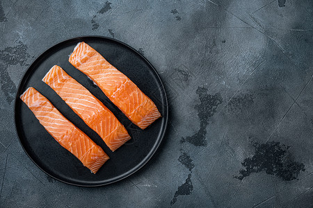 灰色背景的新鲜鲜生鲑鱼肉片 平整有文字空间背景图片