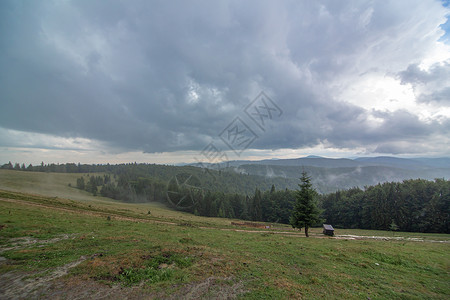 草脉高地山谷上空的深雨云 自然山坡草地薄雾荒野旅游场地农村森林风暴天气爬坡背景