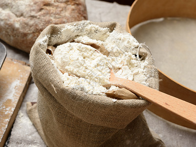 糕点袋白面面粉 一个小薄饼袋粉末勺子面团营养面包木头烘烤谷物粮食糕点背景