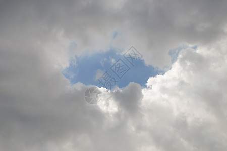 美丽的蓝天与云彩背景 天上的云天堂晴天自由蓝色戏剧性地平线天空云景季节场景背景图片
