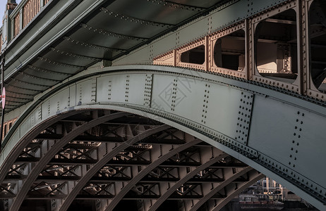 太阳落山时桥底的波束和里维茨结构的侧面视图地标隧道建筑蓝色艺术工程旅游技术光束运输背景图片