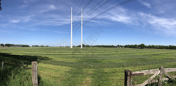 栅栏电线杆Etten周围的电线杆自行车道全景农田背景