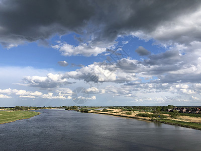 查看IJssel河堤防晴天草原风景背景图片