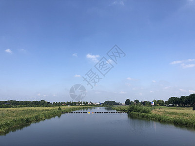 Hardenberg周围的Vecht河蓝天背景图片