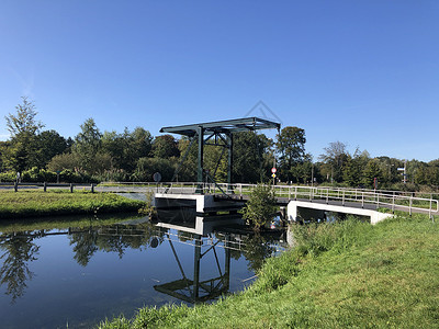 斯潘克伦周围的Apeldoorns运河上桥高清图片
