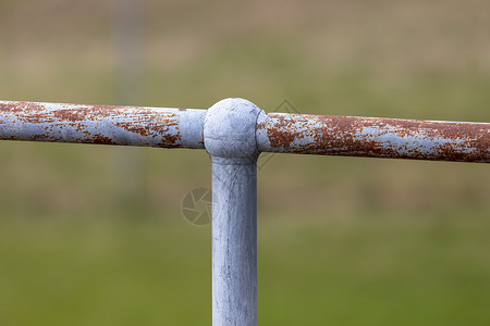 生锈的钢栅栏杆和手铁镀锌绿色金属灰色扶手管道安全围栏焊接镀锌管背景图片