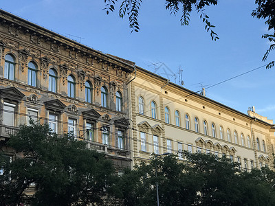 布达佩斯的建筑城市阳台公寓窗户背景图片