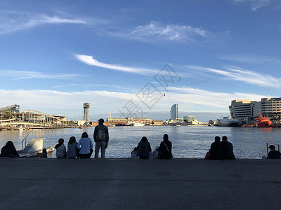 巴塞罗那港居民和在巴塞罗纳港的人高清图片