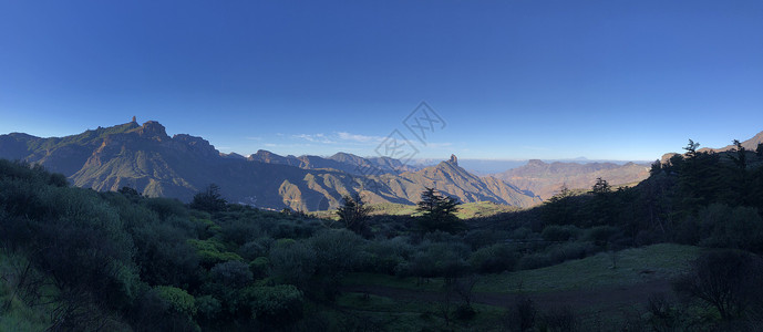 宾利添越从日出时光的全景 环绕着roque nublo和背景