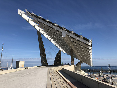 巴塞罗那论坛娱乐公园的大型太阳能电池板项目背景图片