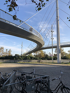 巴塞罗那的步行桥背景图片