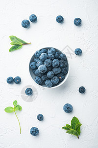 白色背景的蓝莓和草莓 顶视窗平整背景图片