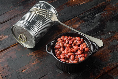日本罐头食品成分 甜红色豆豆 旧黑木桌底面背景图片