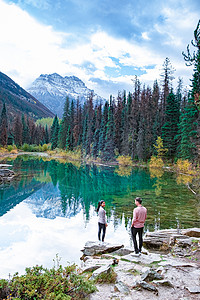 马蹄湖 贾斯珀国家公园 加拿大艾伯塔省 一对男女望着绿蓝的湖马蹄铁旅游天空岩石假期旅行反射风景瀑布游客背景图片
