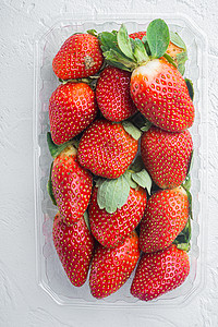 透明塑料托盘 有新鲜采摘草莓 白色背景 顶视窗平面高清图片