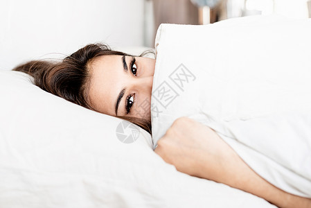睡在床上的年轻美丽的黑发美女就寝眼睛说谎女性枕头时间女士睡眠房间小憩背景图片