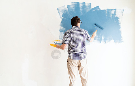 男子色墙蓝色和滚滚服务艺术工具维修装潢师承包商男人成人滚筒职业背景图片