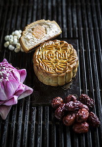传统的中国月亮蛋糕 节日喜庆甜食桌子甜点蛋糕美味美食月亮糕点食物推介会背景图片