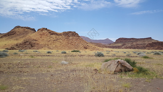 达马拉兰阿巴瓦布河床的风景花河植物天空岩石石头高清图片