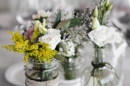 婚宴桌上的鲜花安排和装饰 室内装修设计乡村花朵风格调色板婚礼桌子背景图片