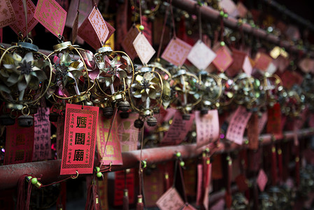 幸运大酬宾在阿马中华寺内地大教堂挂起幸运球装饰神社红色传统宗教艺术佛教徒迷信海女文化背景