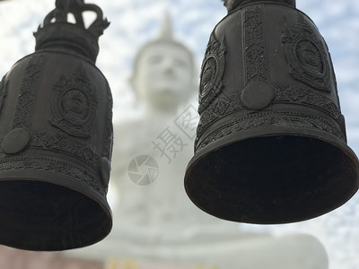 寺庙钟声素材在泰国森林公园的钟声后面背景