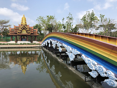 彩虹桥建筑学池塘公园晴天反射地标背景图片