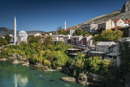 纳雷特瓦河内列特瓦河和古老的莫斯塔尔波斯尼亚风景小镇地标脚凳房屋游客晴天家园旅游背景