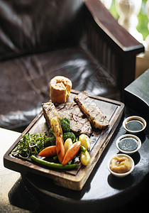 餐桌上摆放的传统的不英国传统餐酒吧木板拼盘英语烧烤木头食物桌子美食背景图片