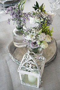 婚宴桌上的鲜花安排和装饰 室内装修设计乡村桌子婚礼花朵调色板风格背景图片