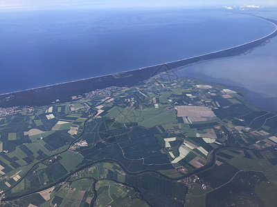 飞越上空航班运输海岸高清图片