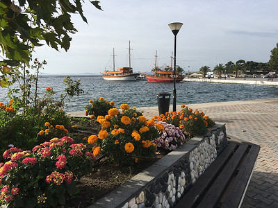 希腊新马尔马拉斯与传统游轮在希腊的港口高清图片