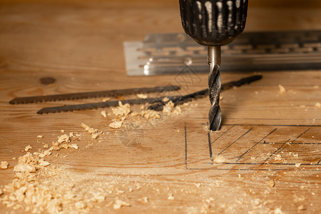 木头加工 用铅笔标记在木板上钻洞高清图片