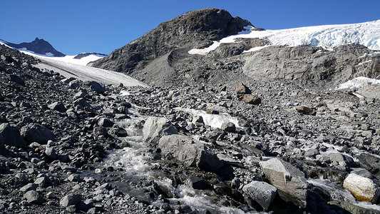 Jotunheimen国家公园的岩石和雪高清图片