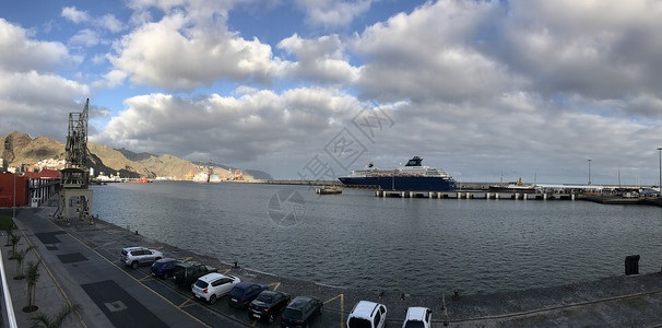 港口的全景邮轮起重机建筑码头旅游房子巡航背景图片