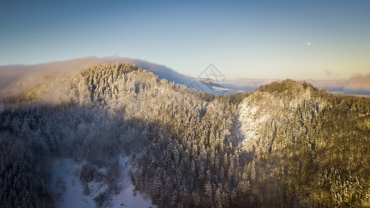 波兰人山波兰冬季的苏希山顶峰山脉天线树木背景