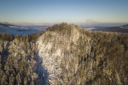 波兰人山波兰冬季的苏希山山脉树木顶峰天线背景