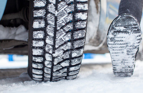 轮胎滑雪冬季路上的汽车轮胎被雪覆盖雪花冻结公路暴风雪摄影交通假期安全车辆车轮背景