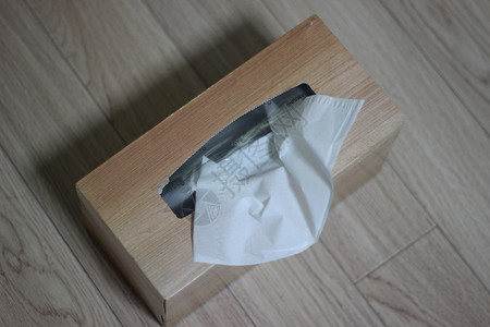 木制桌上的纸箱清洁工褐色卫生纸白色手帕餐巾包装棕色卡片盒盒子背景图片